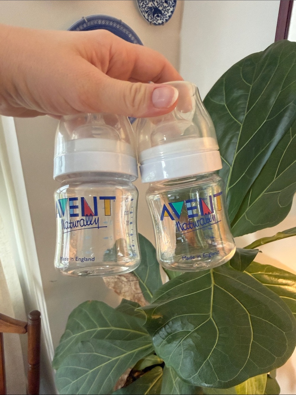 Naturally Avent Plastic 4 ounce Baby Bottles with White Caps - Pack of 2